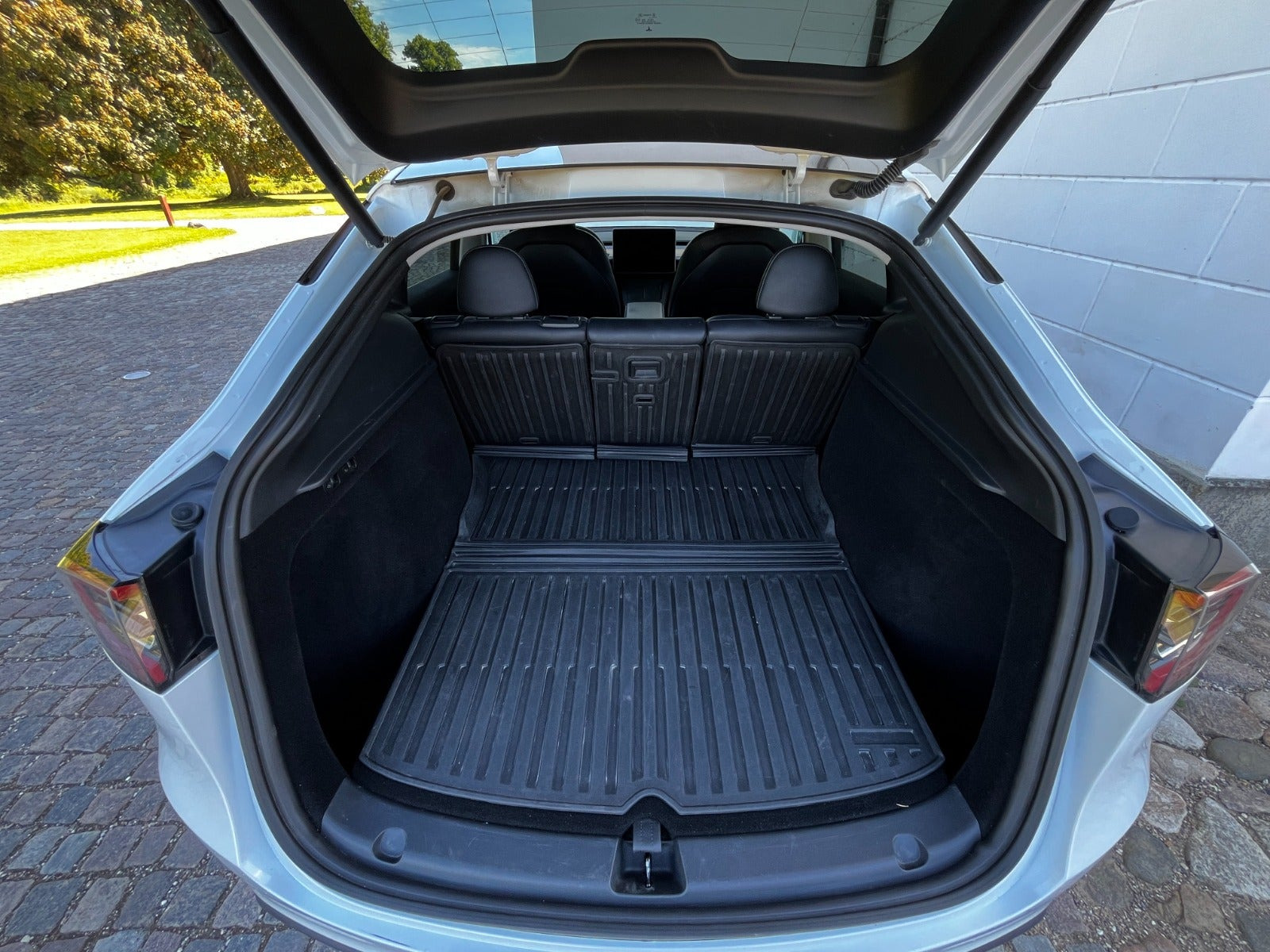 Hvid Tesla Model Y fra 2022