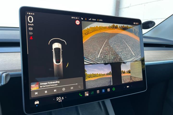Hvid Tesla Model Y fra 2022