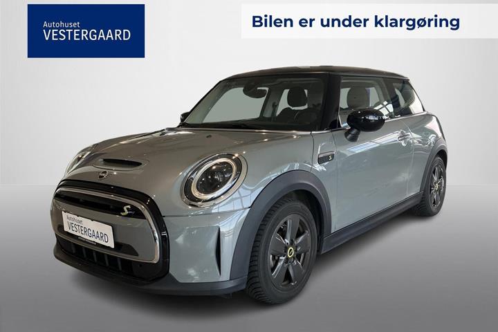 Grå Mini Cooper SE fra 2021 set udefra