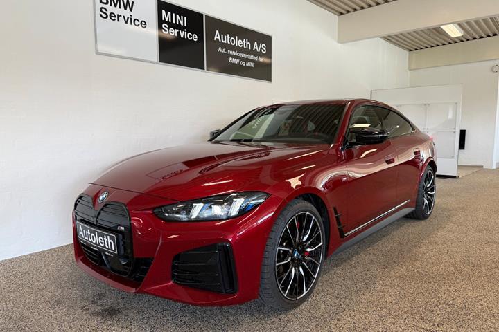 Rød BMW i4 fra 2025 set udefra