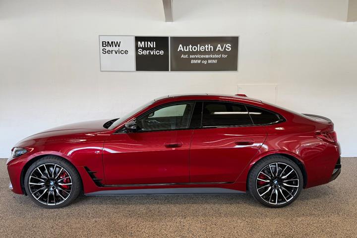 Rød BMW i4 fra 2025