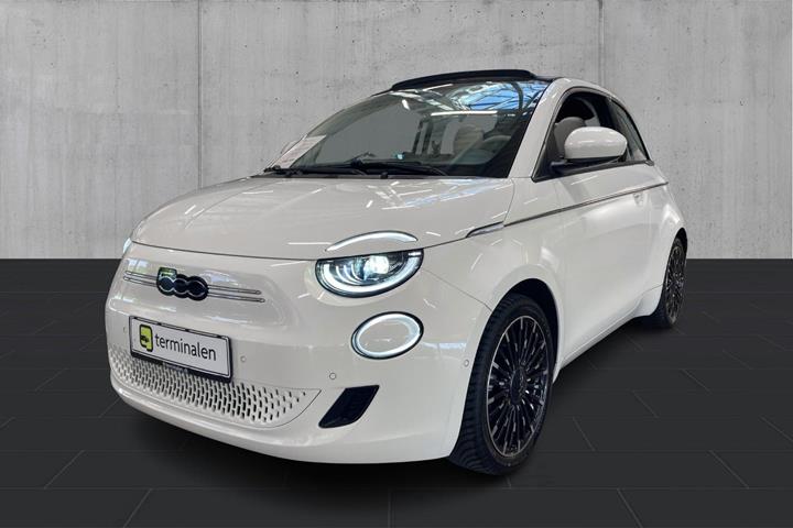 Hvid Fiat 500e fra 2023 set udefra