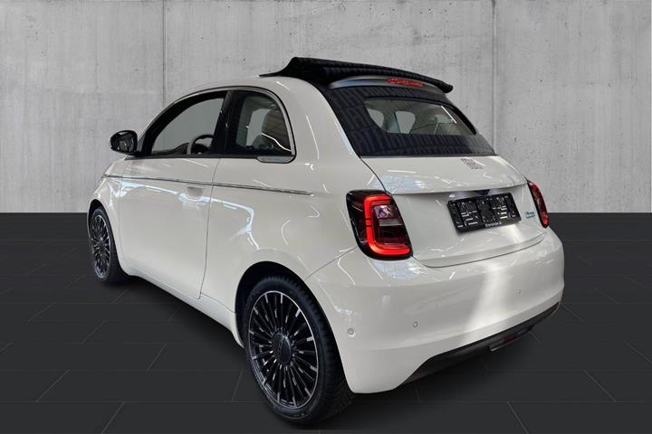 Hvid Fiat 500e fra 2023
