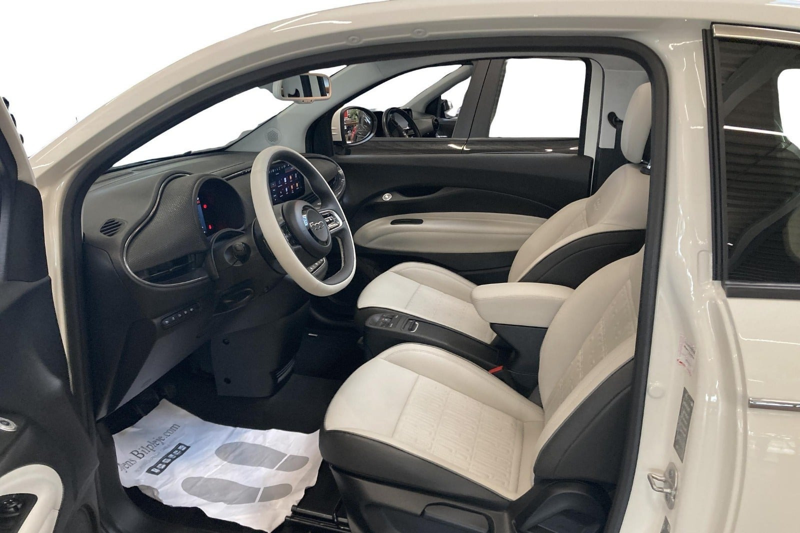 Hvid Fiat 500e fra 2023