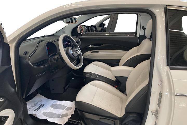 Hvid Fiat 500e fra 2023