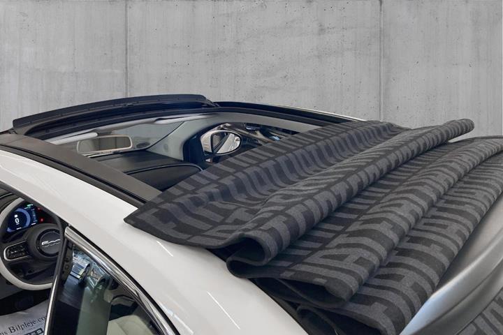 Hvid Fiat 500e fra 2023