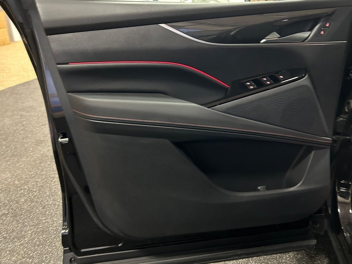 Sort Maxus Euniq6 fra 2022