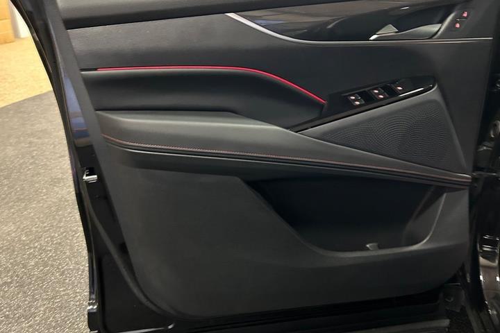 Sort Maxus Euniq6 fra 2022