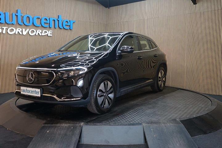 Sort Mercedes EQA250+ fra 2024 set udefra