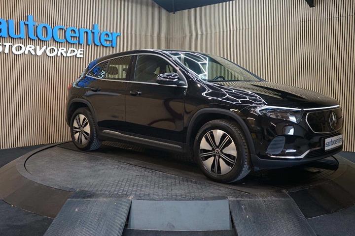 Sort Mercedes EQA250+ fra 2024 set udefra