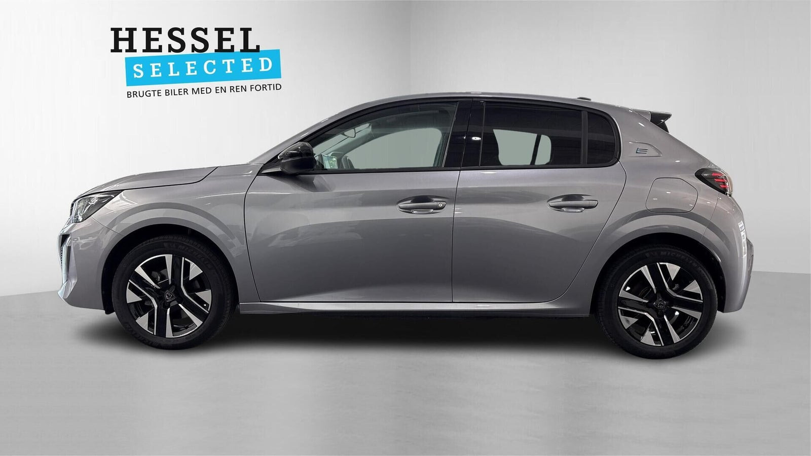 Grå Peugeot e-208 fra 2024