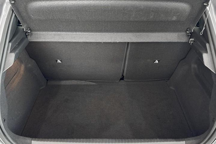 Grå Peugeot e-208 fra 2024