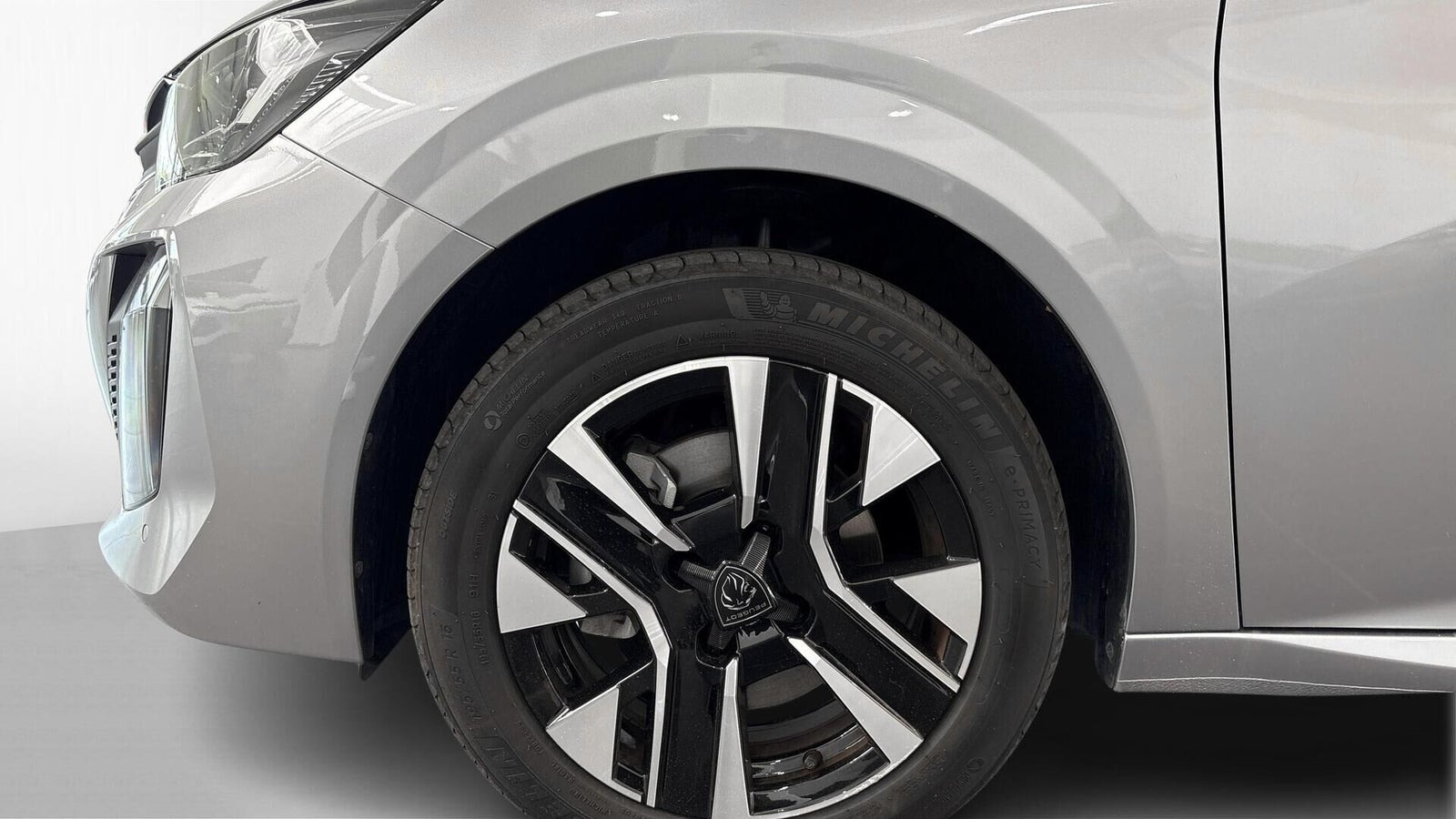 Grå Peugeot e-208 fra 2024