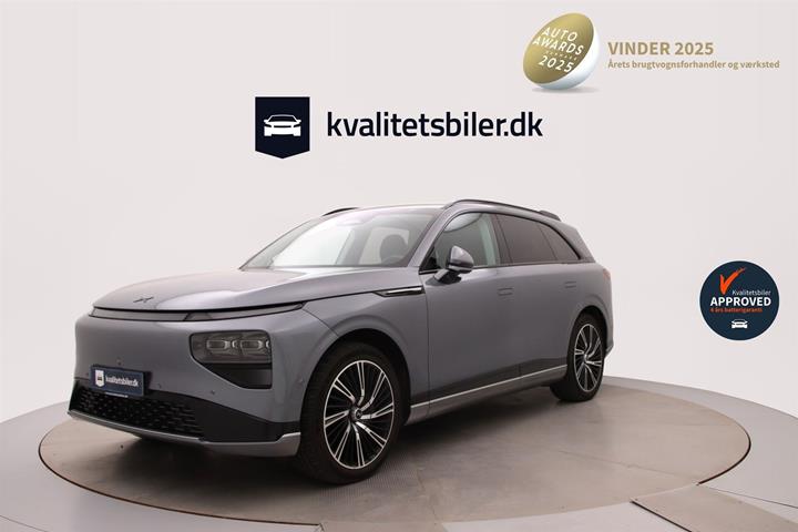 Grå Xpeng G9 fra 2023 set udefra