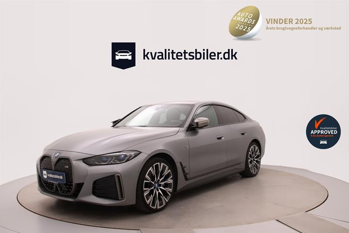 Grå BMW i4 fra 2022 set udefra