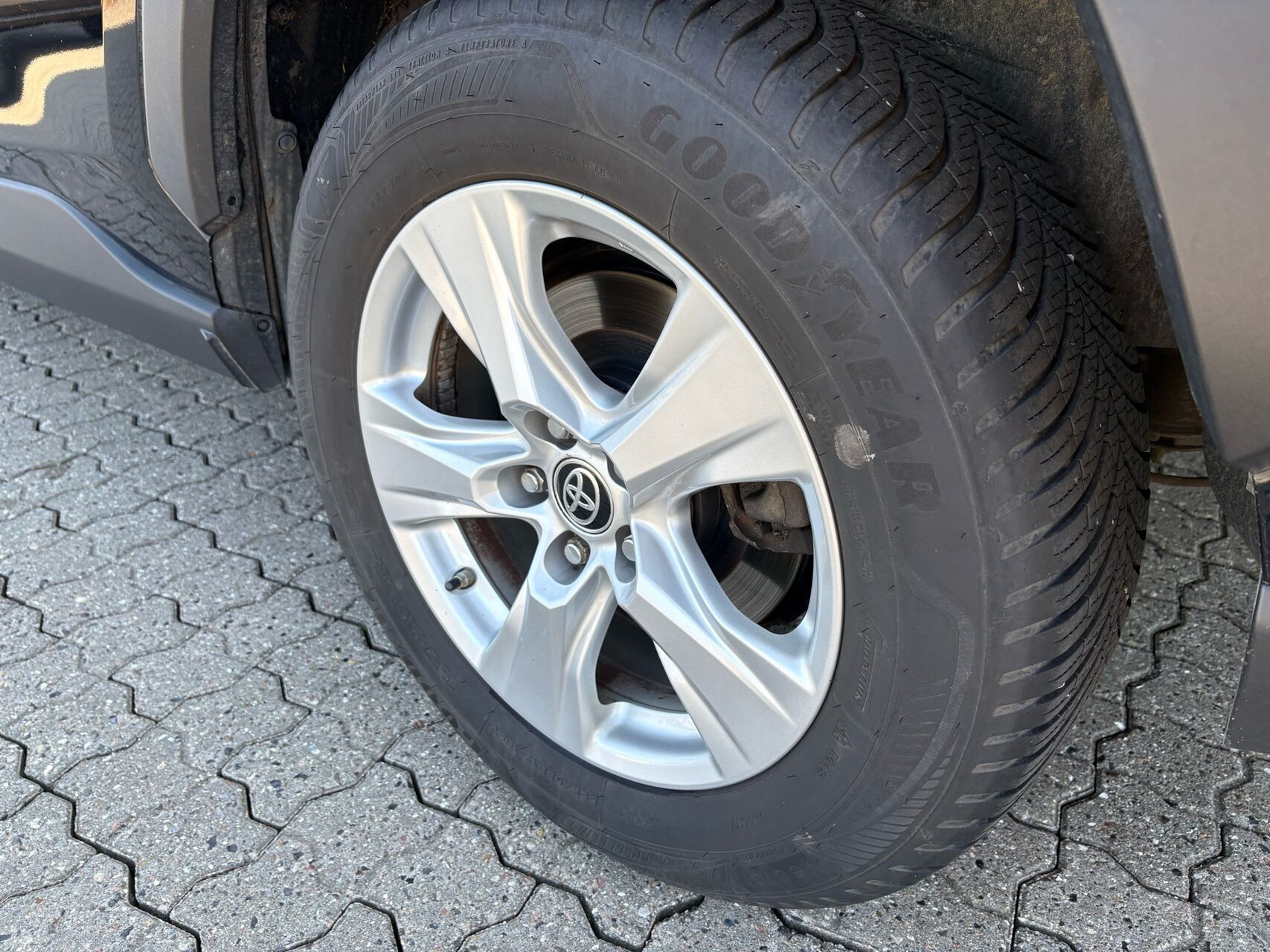 Sort Toyota RAV4 fra 2020