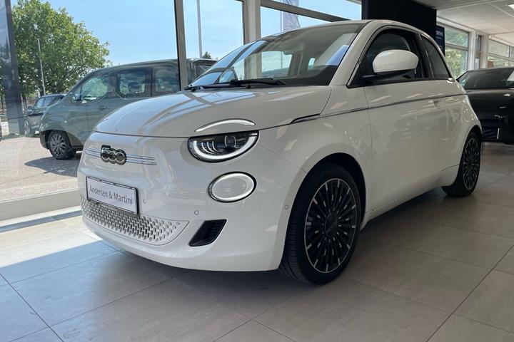 Hvid Fiat 500e fra 2023 set udefra