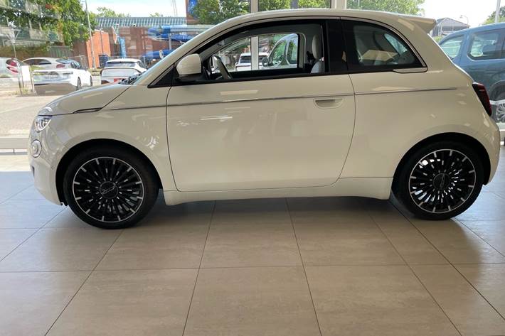 Hvid Fiat 500e fra 2023