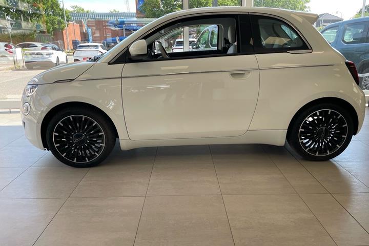 Hvid Fiat 500e fra 2023