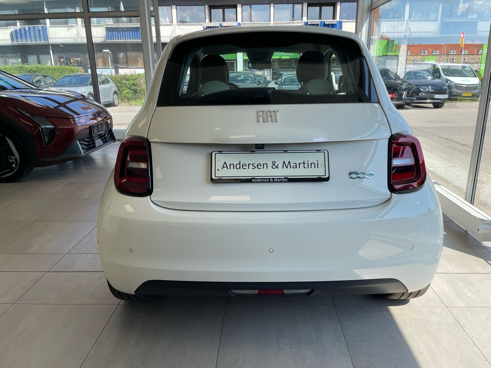 Hvid Fiat 500e fra 2023