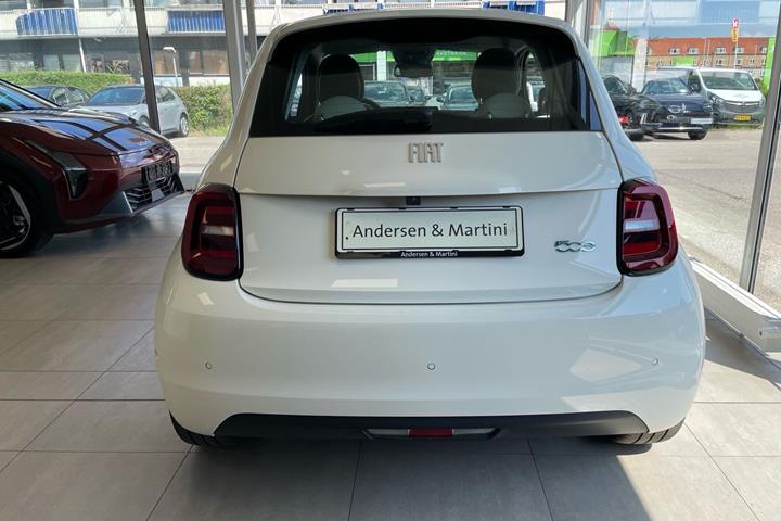 Hvid Fiat 500e fra 2023