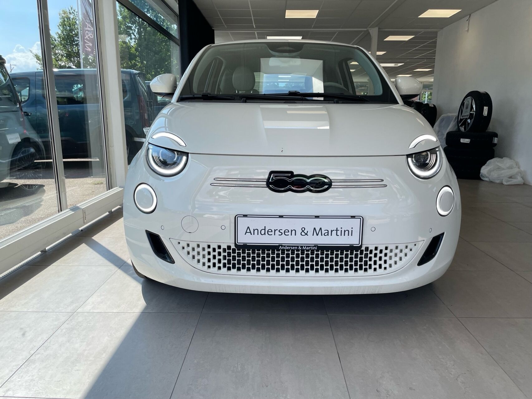 Hvid Fiat 500e fra 2023