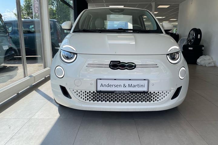 Hvid Fiat 500e fra 2023