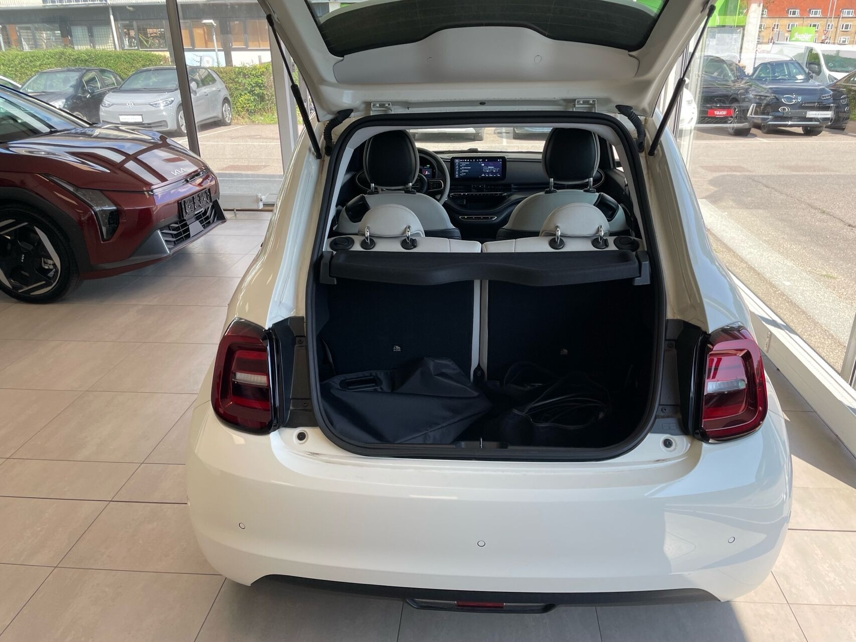 Hvid Fiat 500e fra 2023