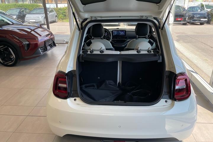 Hvid Fiat 500e fra 2023