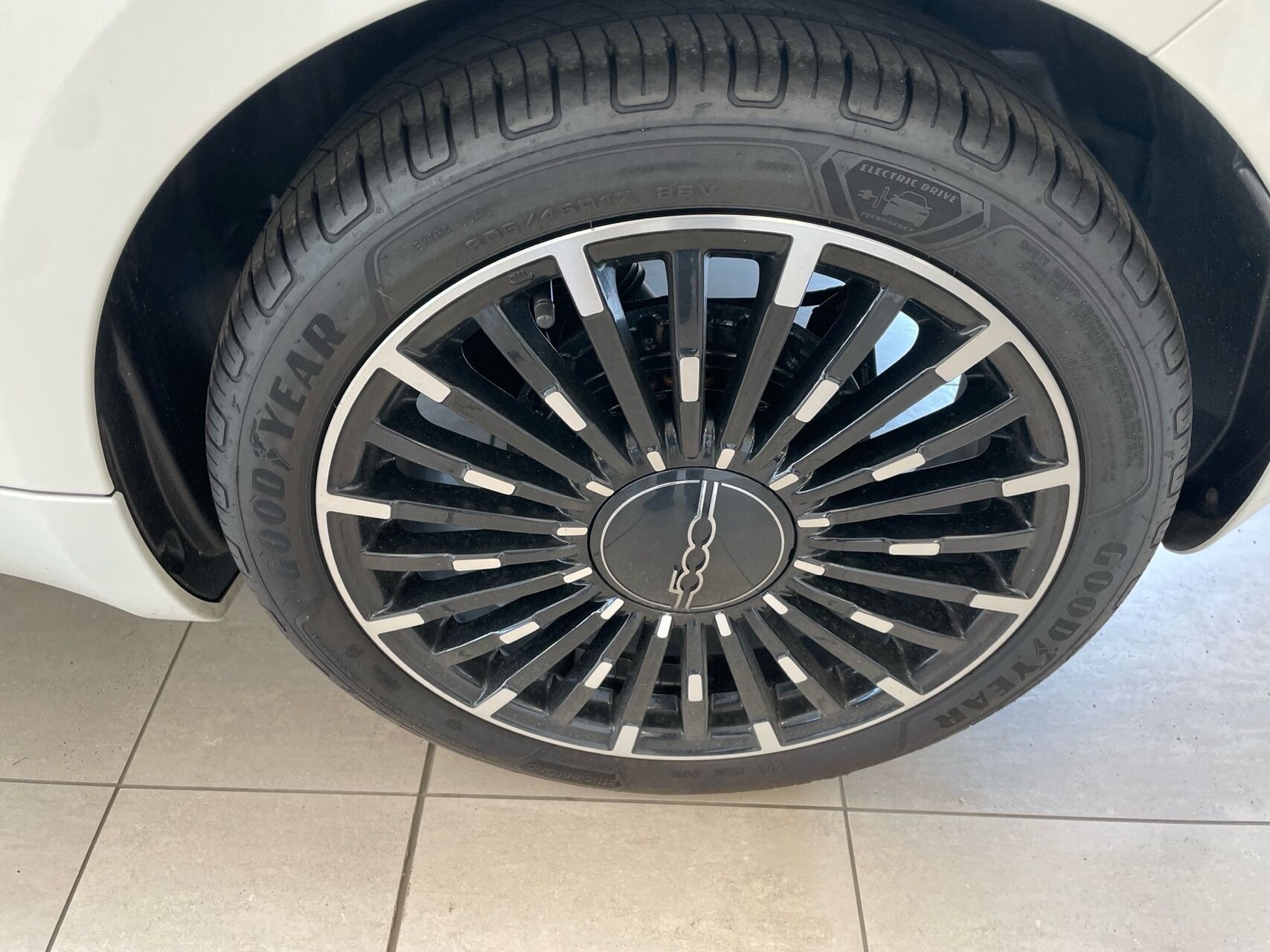 Hvid Fiat 500e fra 2023