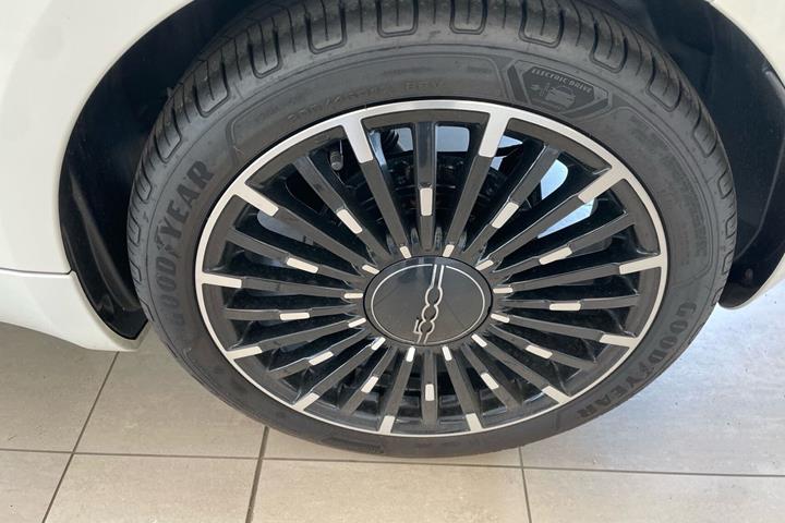 Hvid Fiat 500e fra 2023