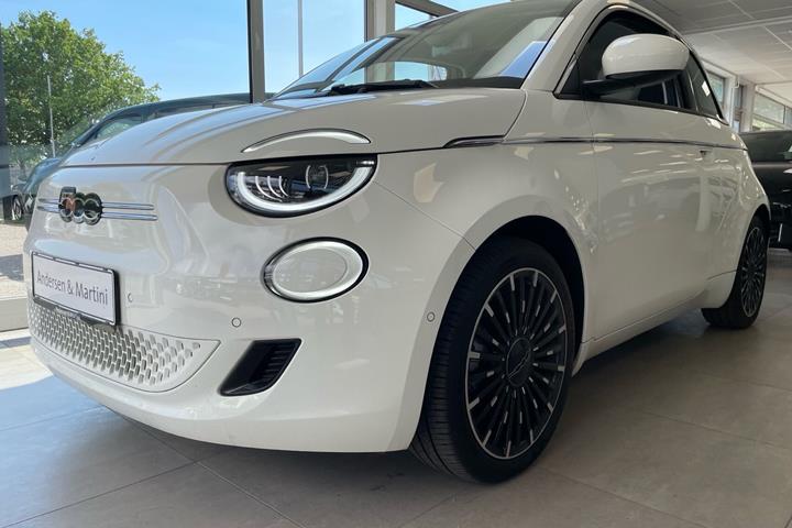 Hvid Fiat 500e fra 2023