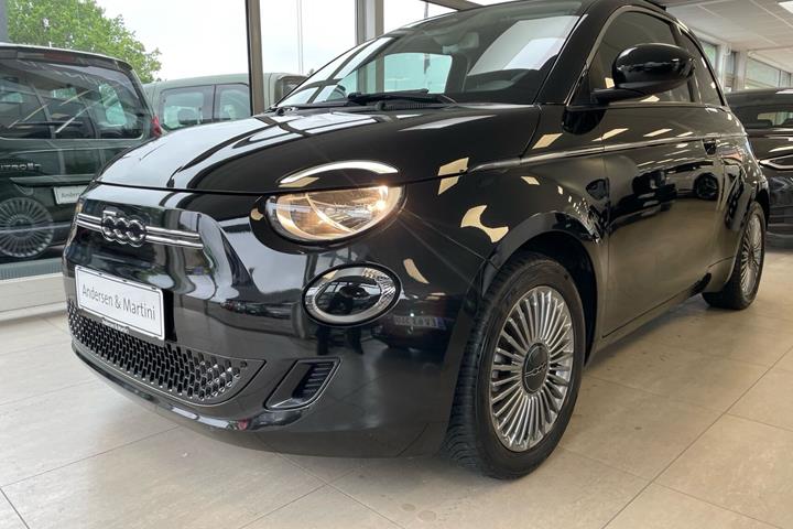 Sort Fiat 500e fra 2023 set udefra