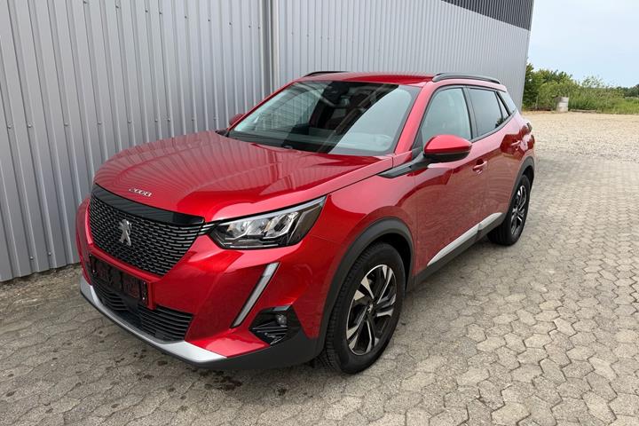 Rød Peugeot 2008 fra 2021 set udefra