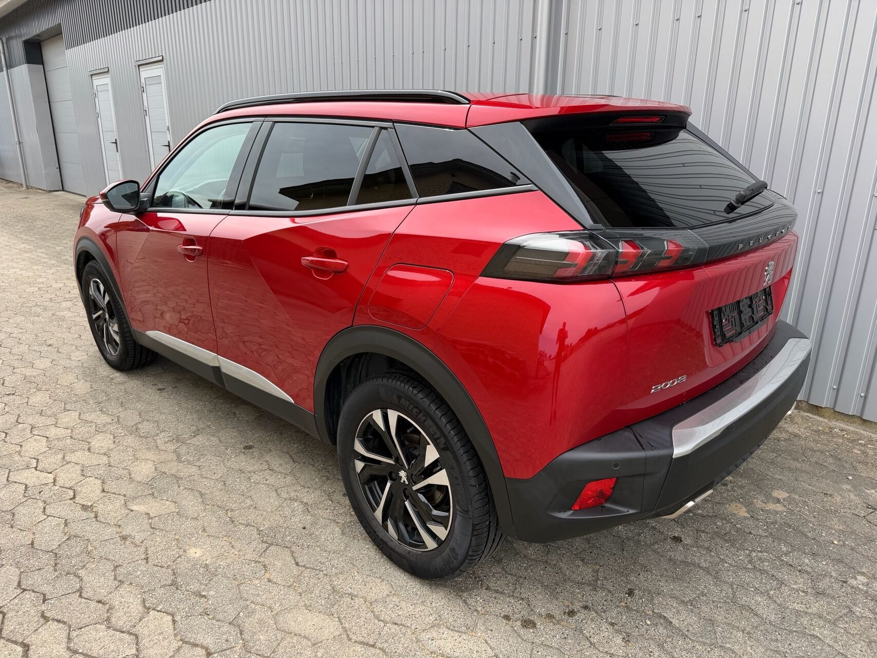 Rød Peugeot 2008 fra 2021