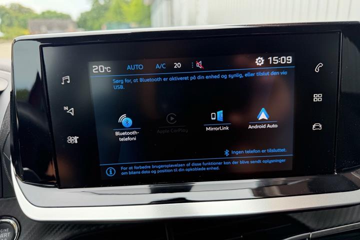 Rød Peugeot 2008 fra 2021