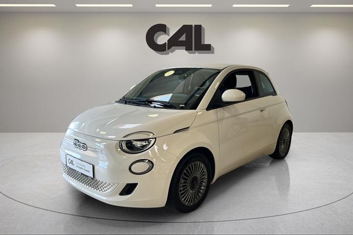 Hvid Fiat 500e fra 2023 set udefra