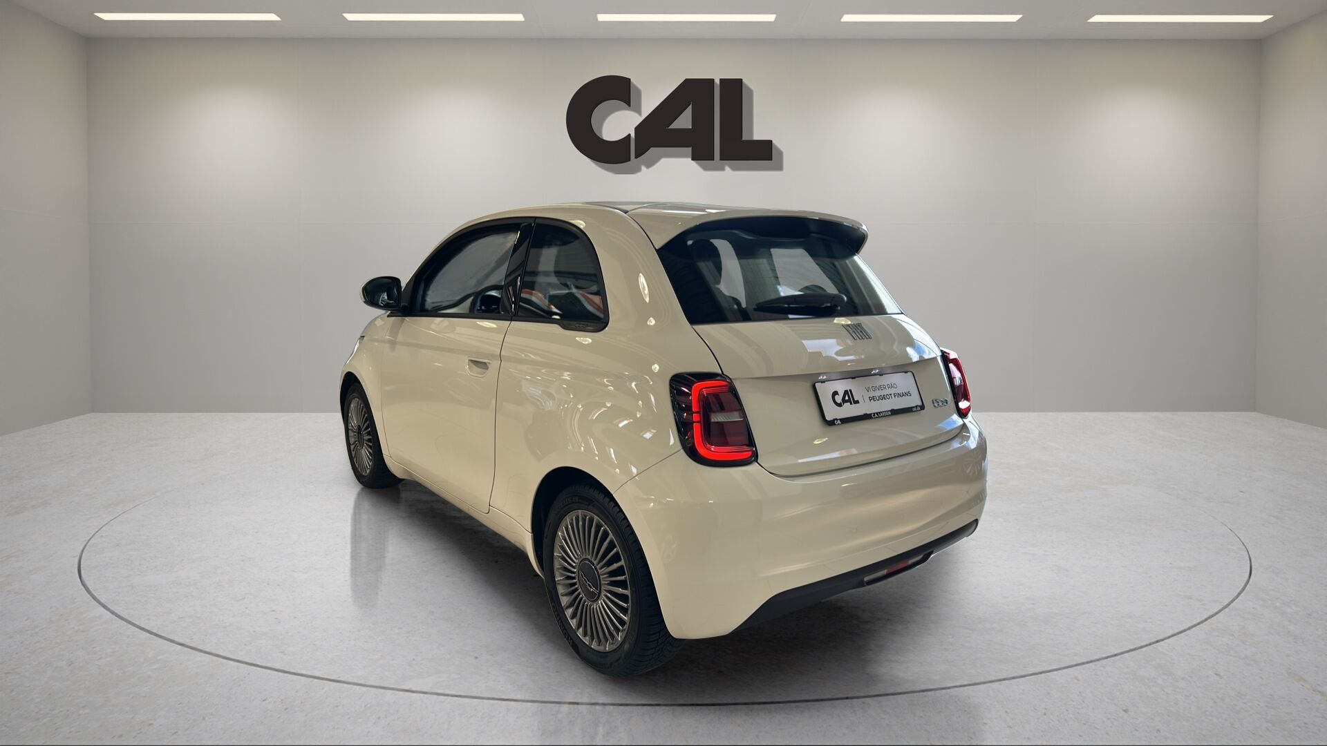 Hvid Fiat 500e fra 2023