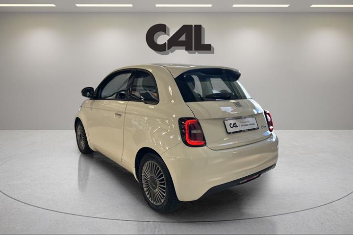 Hvid Fiat 500e fra 2023