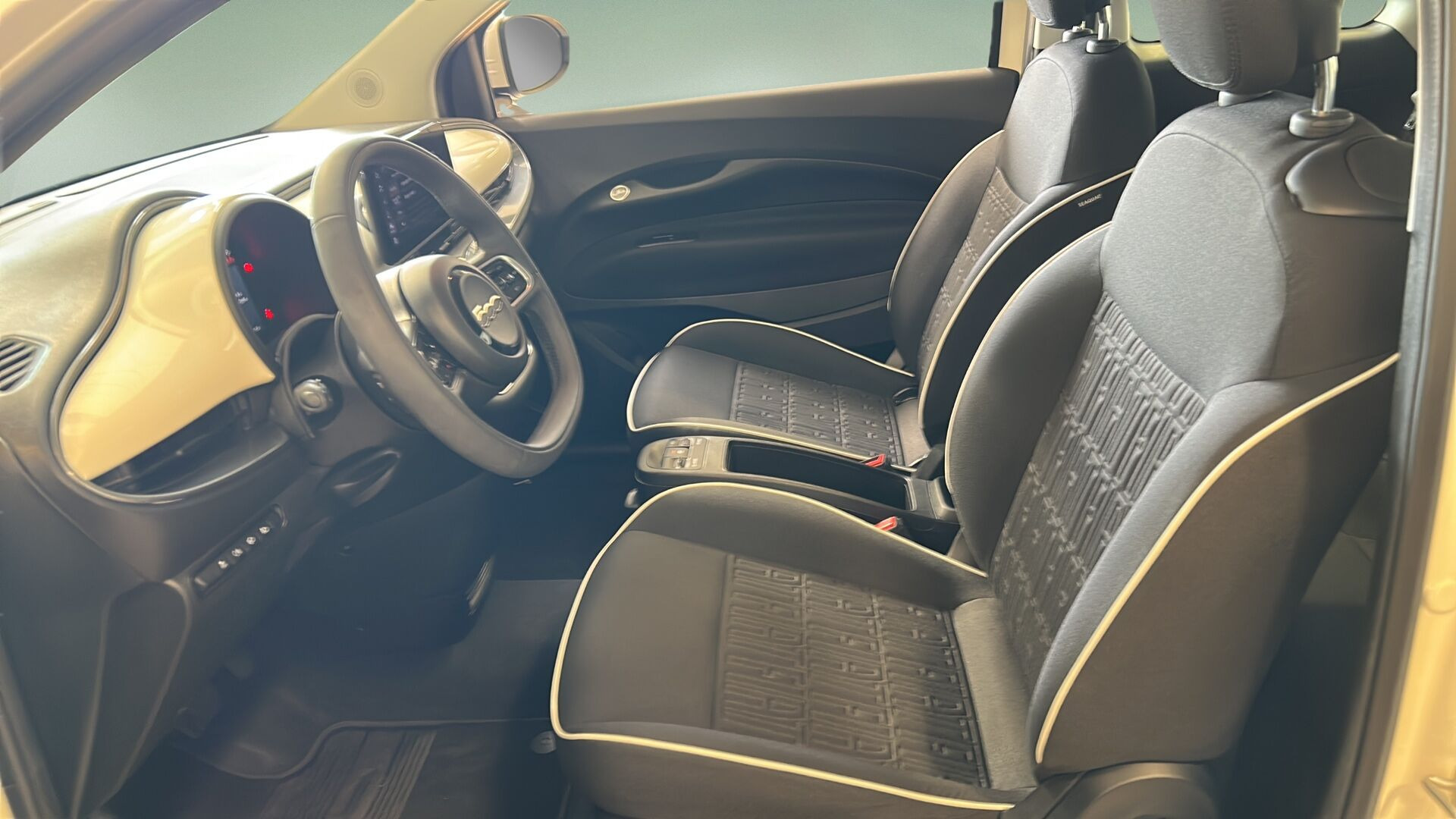 Hvid Fiat 500e fra 2023