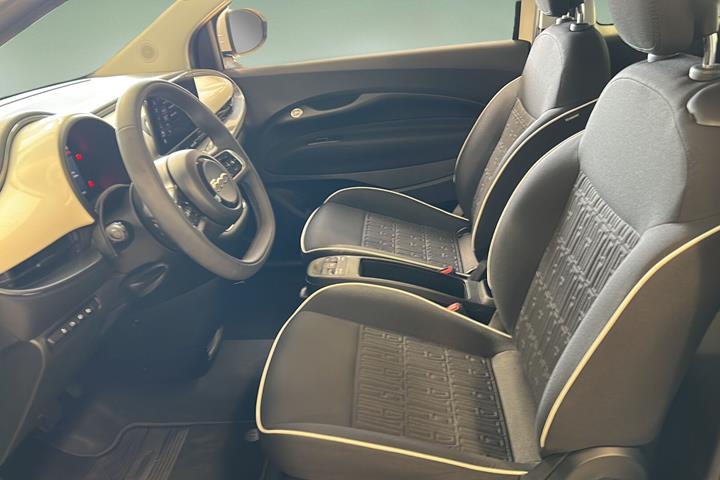 Hvid Fiat 500e fra 2023