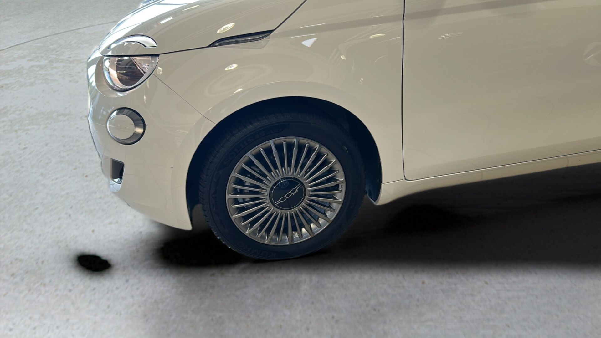Hvid Fiat 500e fra 2023