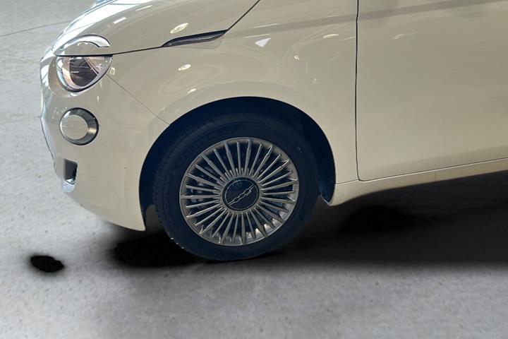 Hvid Fiat 500e fra 2023