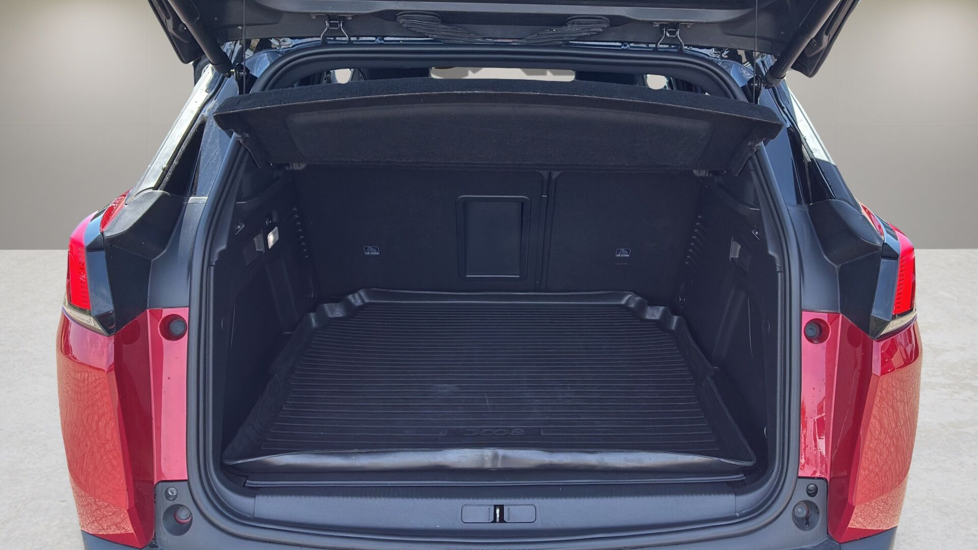Rød Peugeot 3008 fra 2020