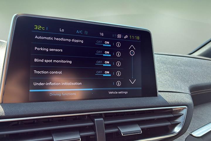 Rød Peugeot 3008 fra 2020