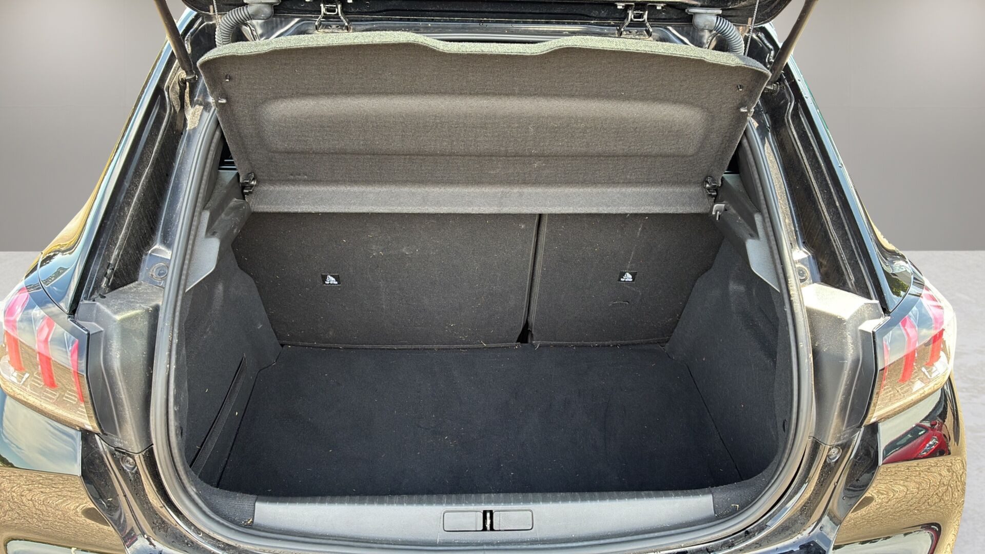 Sort Peugeot 208 fra 2023