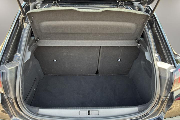 Sort Peugeot 208 fra 2023