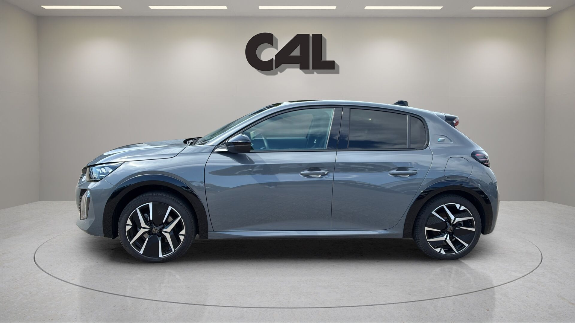Grå Peugeot e-208 fra 2025
