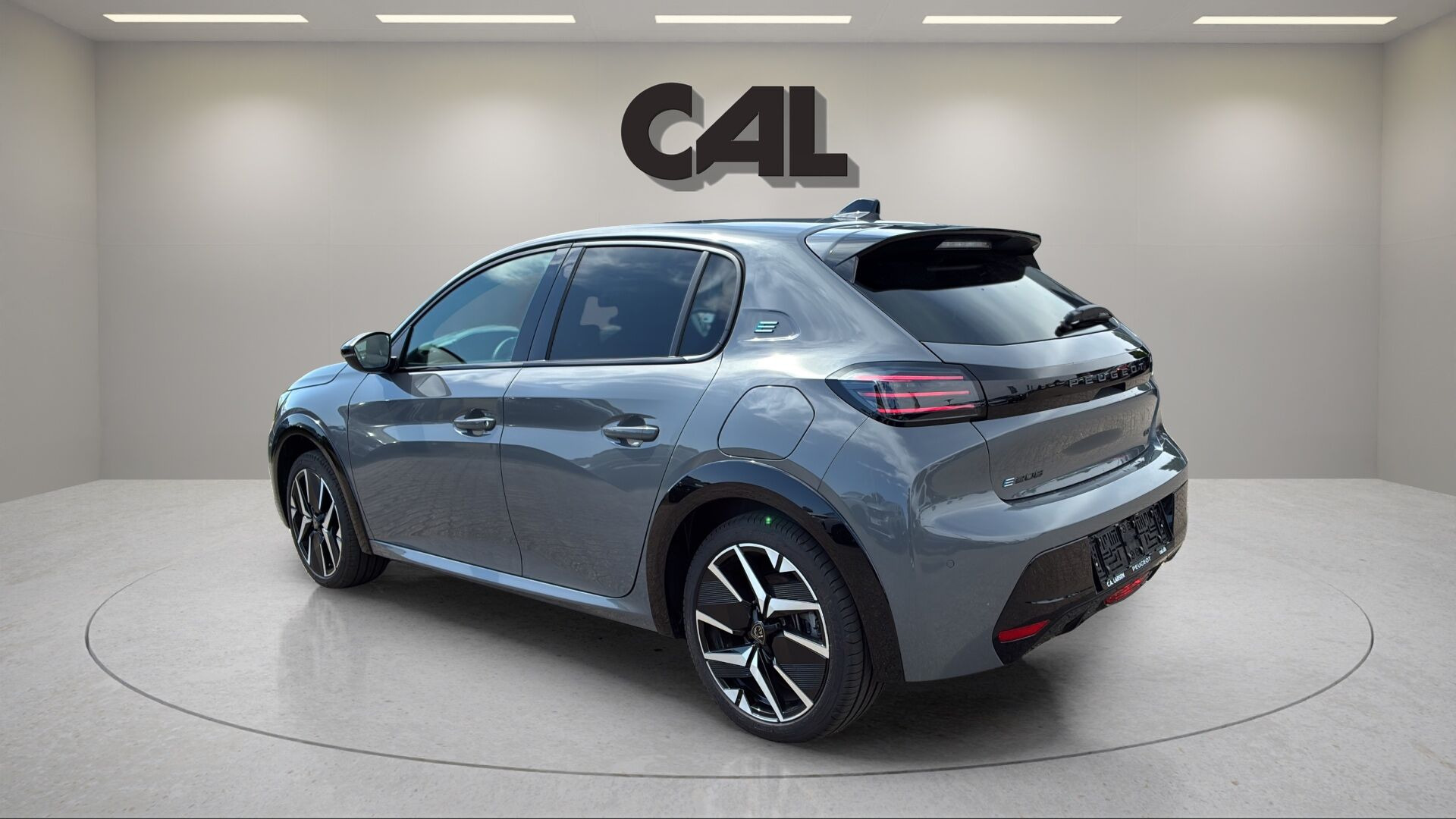 Grå Peugeot e-208 fra 2025