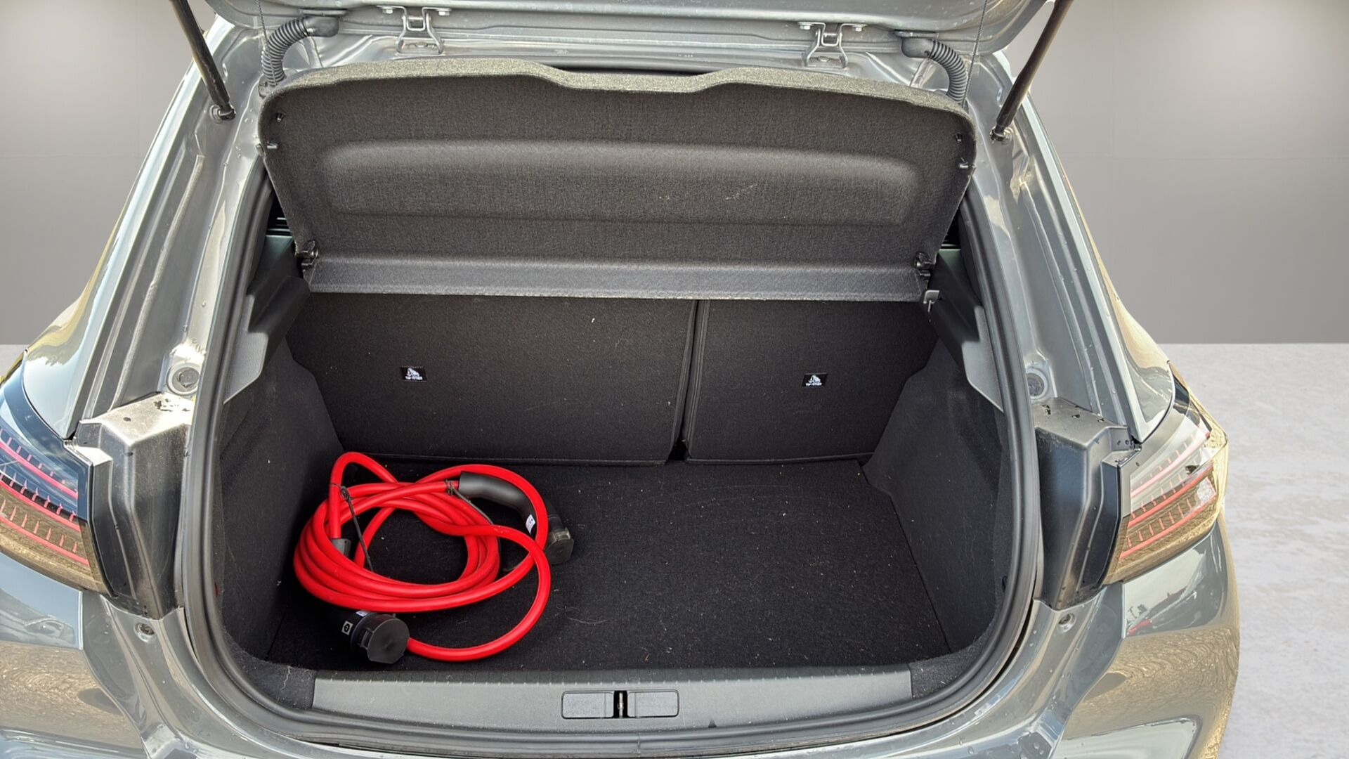 Grå Peugeot e-208 fra 2025